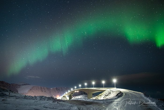 Aurore boréale et pont, Lofoten.