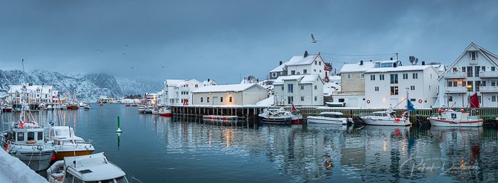 Port d’Henningsvaer, Lofoten – Panoramique HD (assemblage) – Nikon D850