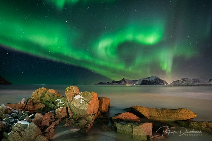 Lofoten, aurore boréale et rochers