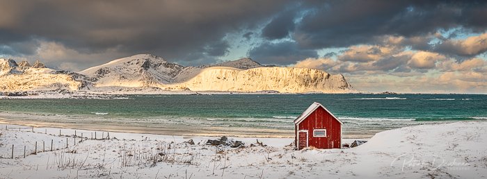La petite maison rouge de Ramberg, Lofoten. Panoramique HD