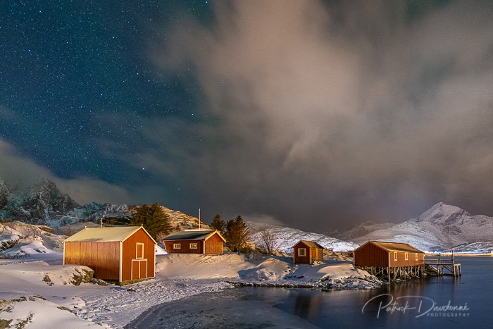 Village traditionnel, Lofoten, de nuit.